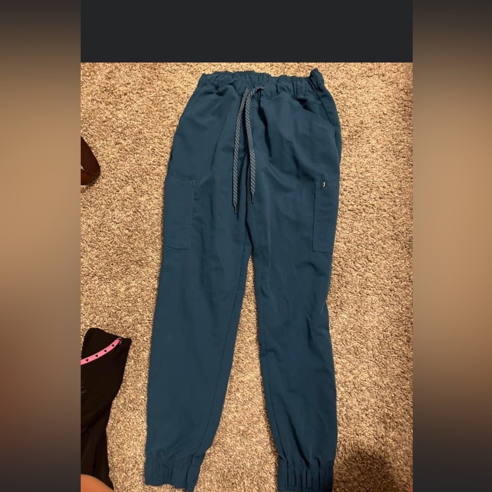 Teal Jaannuu Women's Scrubs; XS Shirt, Small Pants